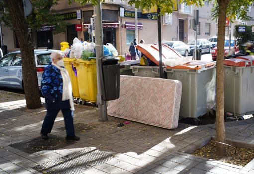 Una mujer de avanzada edad pasa por delante de otro colchón