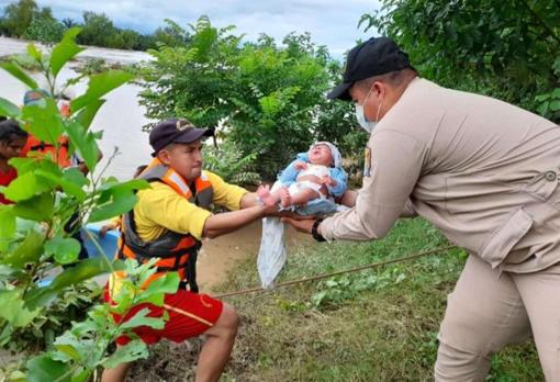 Rescate de un bebé en la evacuación de una de las áreas más afectadas por la catástrofe