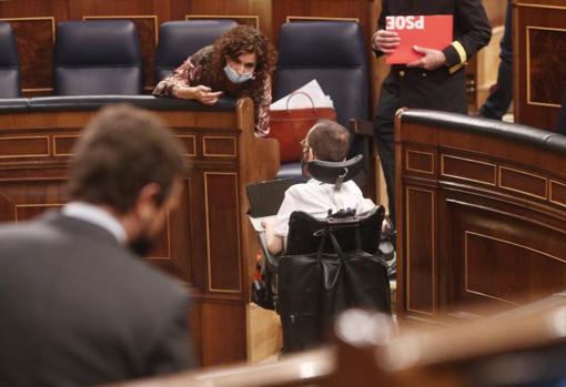 La ministra María Jesús Montero hablando con el diputado de Podemos Pablo Echenique, en el Congreso