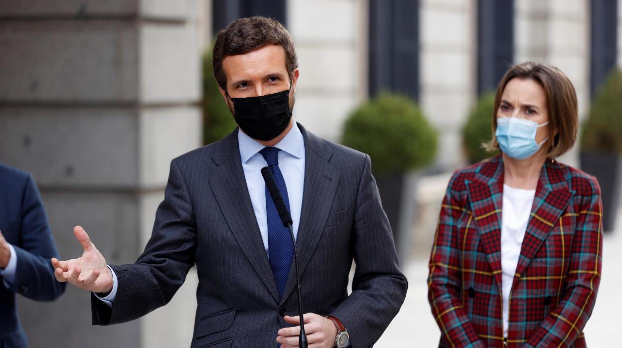 El presidente del PP, Pablo Casado, en el patio del Congreso, junto a Cuca Gamarra