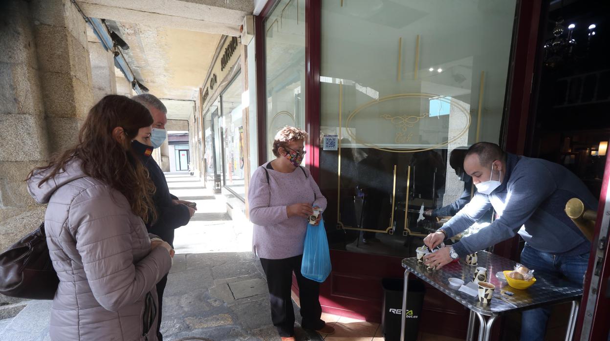 Una cafetería dando las consumiciones para llevar ante las restricciones