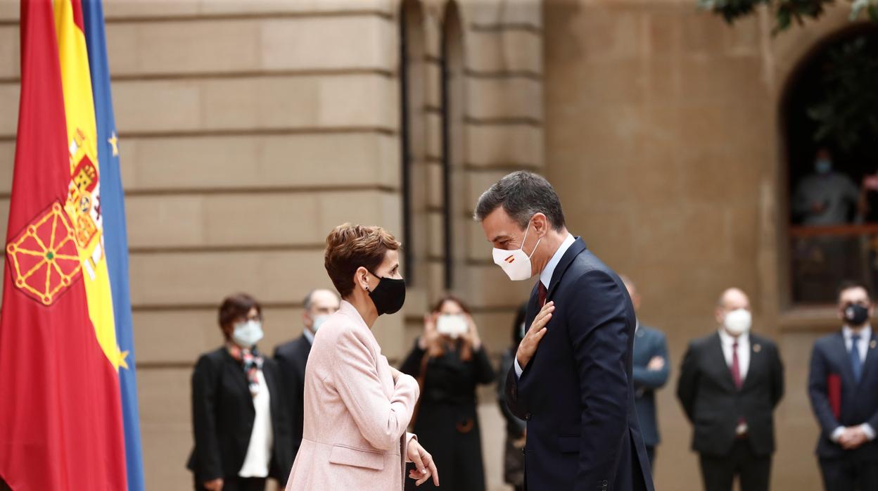 Saludo entre María Chivite, presidenta de Navarra, y el presidente del Gobierno de España, Pedro Sanchez