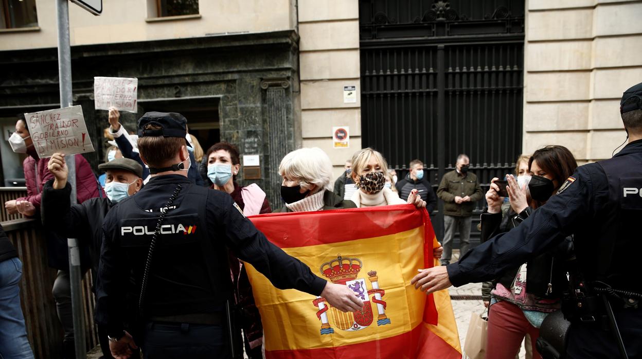 Imagen de las personas concentradadas ante el Palacio de Navarra para protestar contra Sánchez