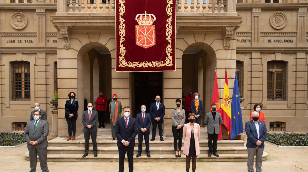 El presidente Pedro Sánchez y María Chivite con los consejeros del Gobierno foral en el Palacio de Navarra