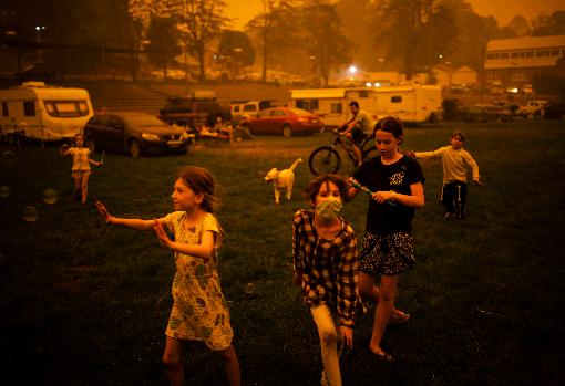 Un grupo de niñas juega durante los incendios de 2019 en Australia