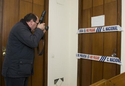 Un fotógrafo frente a la puerta del piso donde se cometió el crimen