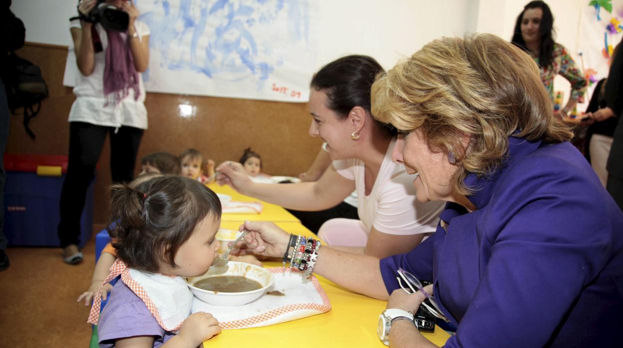 Esperanza Aguirre, en su época de presidenta regional, en una escuela infantil