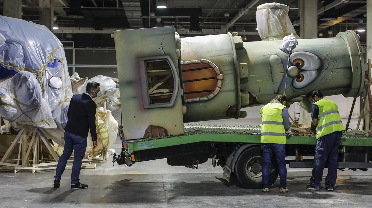 Imagen del traslado de monumentos a Feria Valencia tras la cancelación de las Fallas en 2020