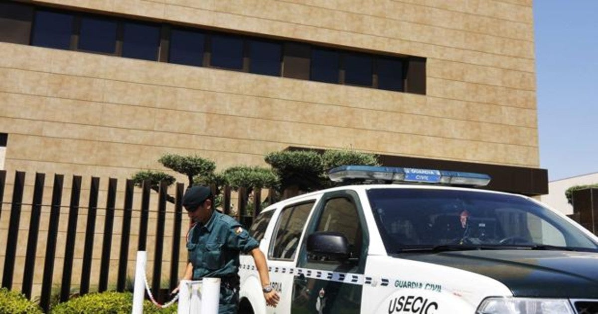 Un guardia civil durante el registro de la sede de la empresa pública Fitonovo