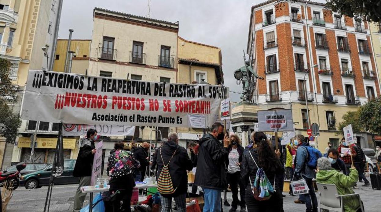 Una de las últimas concentraciones de los vendedores del Rastro en la plaza del Cascorro