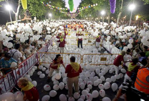 En 2009, las peñas se retaron a hinchar globos