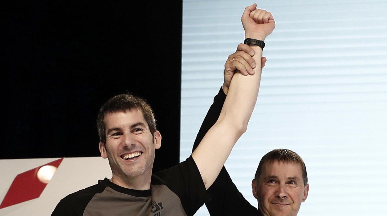 Arkaitz Rodríguez, secretario general de Sortu, junto a Arnaldo Otegi