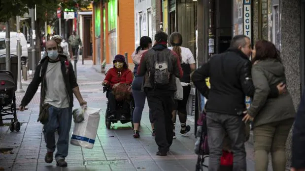 Alivio en las zonas «liberadas» de Madrid: «Es una buena noticia, tengo clientes de otros barrios»