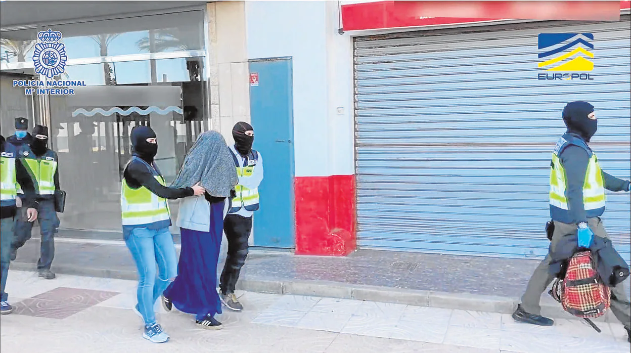 La Policía se lleva detenida a la joven que se iba a incorporar a las filas de Estado Islámico