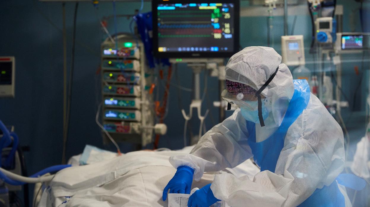 Un enfermo por Covid en la UCI del Hospital del Mar de Barcelona