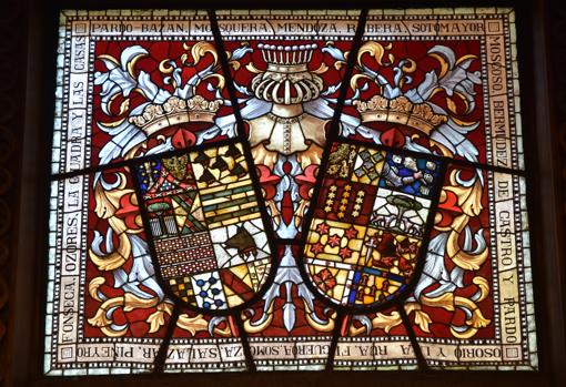 Escudo de armas de Pardo Bazán, en la vidriera que preside el recibidor