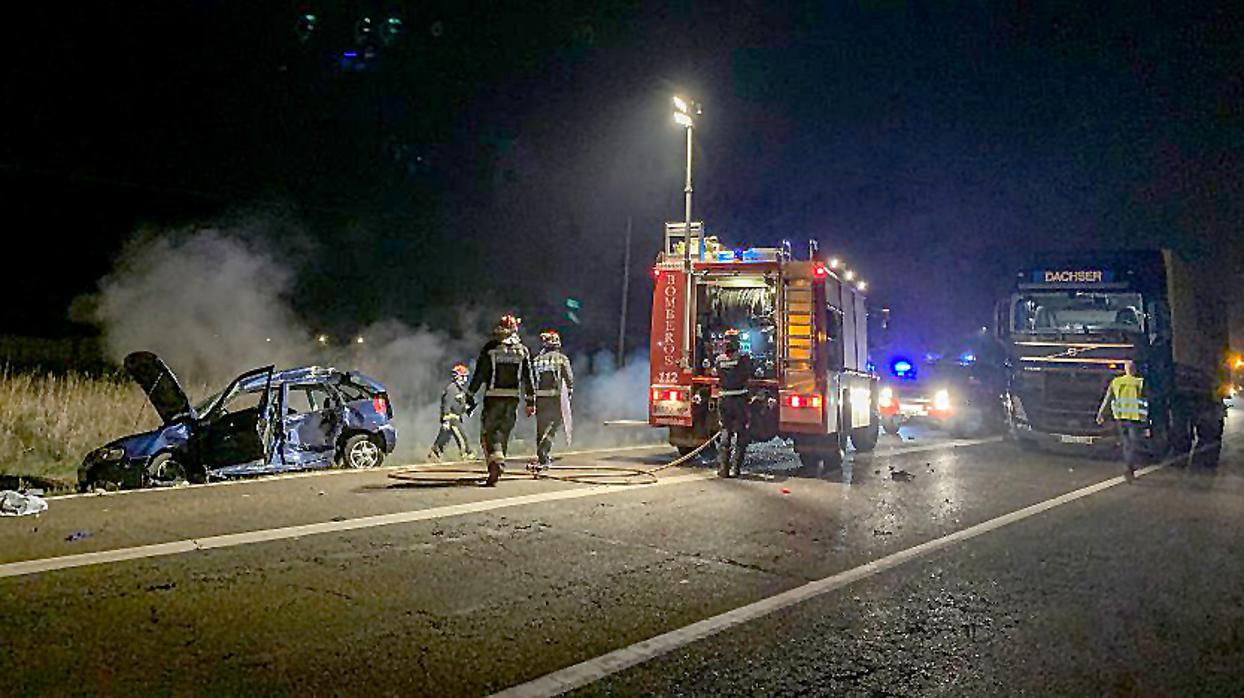 Accidente de tráfico entre un turimos y un camión en el que falleció un mujer de 43 años y resultó herida otra de 24, en Villadangos del Páramo (León)