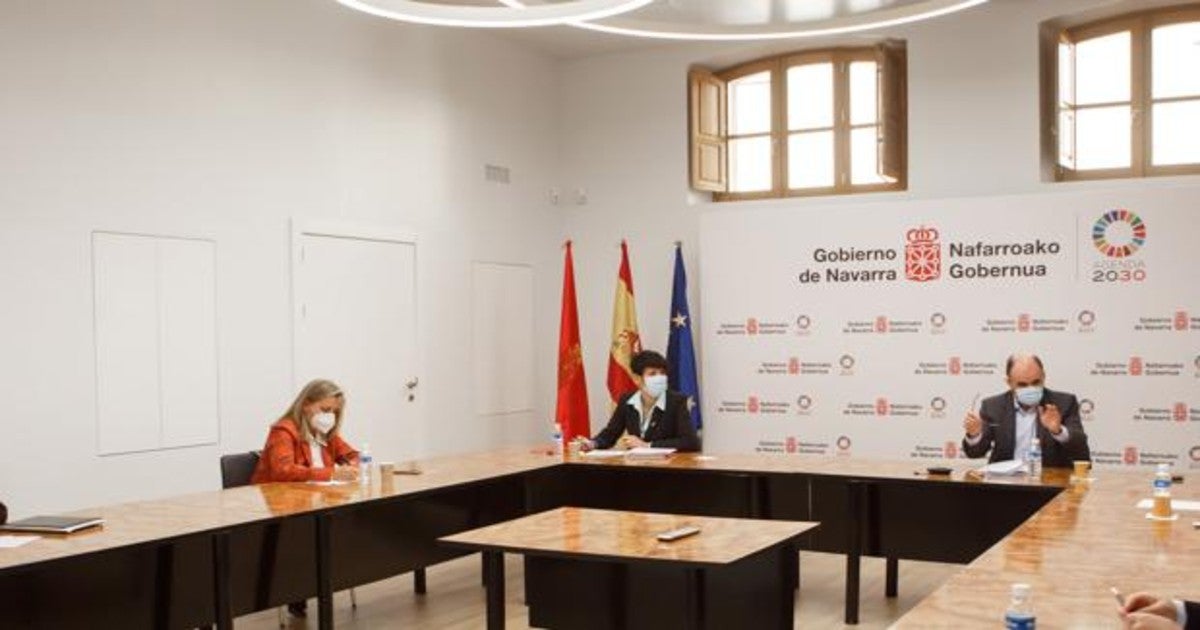 Ana Beriain, Elma Saiz y Manu Ayerdi, en una reunión anterior de hosteleros y Gobierno de Navarra