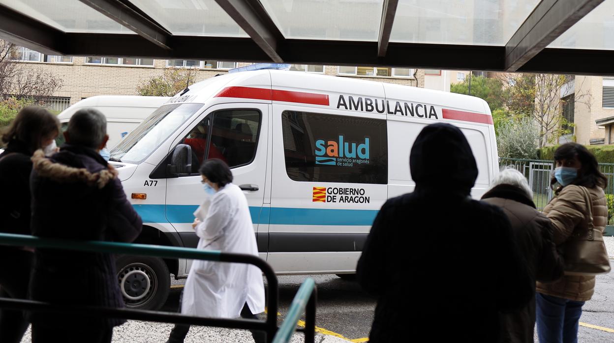 Ambulancia a las puertas de uno de los principales hospitales de Zaragoza. En la capital aragonesa hay hospitalizados más de 500 enfermos de Covid