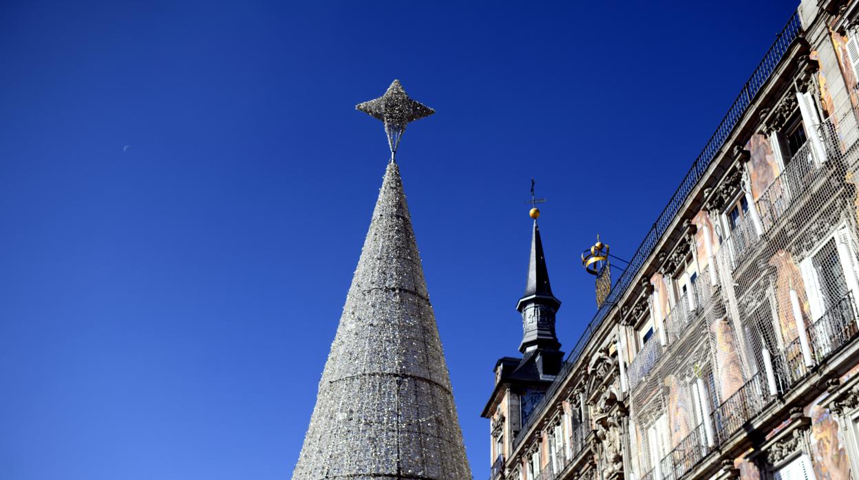 Imagen del árbol de Navidad instalado en la Plaza Mayor de Madrid