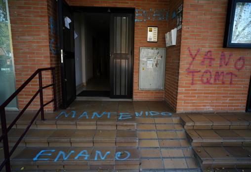 Pintadas en el portal más cercano al lugar del crimen