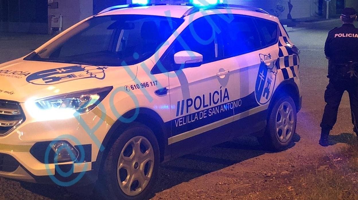 Un agente de policía hace guardia en las calles del municipio madrileño