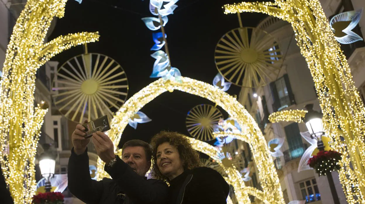 Un selfi con las luces de Navidad antes de la pandemia