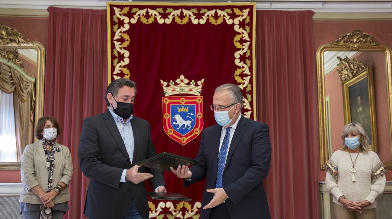 José Ignacio Toca, presidente de la Asociación de Victimas del Terrorismo, y Enrique Maya, alcalde de Pamplona