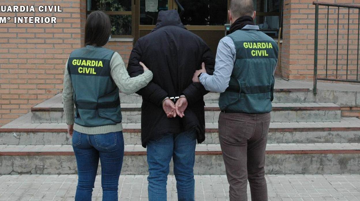 Uno de los detenidos, cuando fue puesto a disposición del juzgado de La Almunia, que lleva el caso