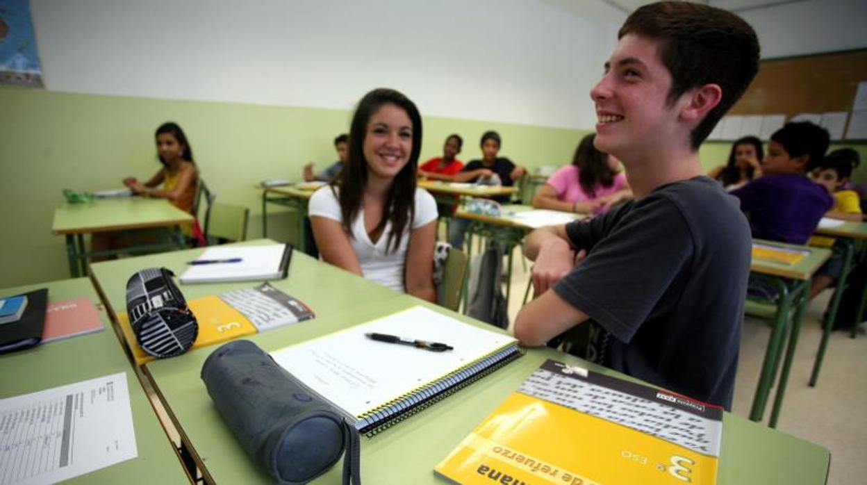 Interior de un aula, durante la clase de castellano