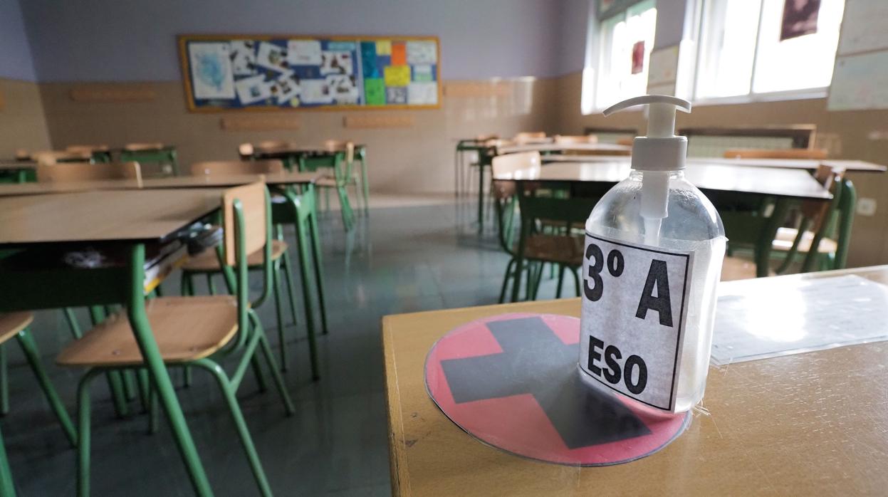 Gel hidroalcohólico en una clase de un centro escolar