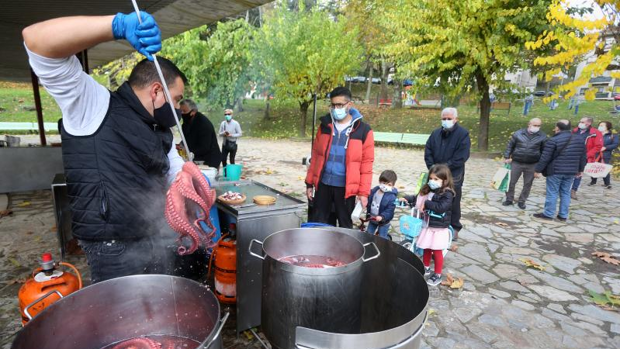 Otros 15 fallecidos en Galicia hacen romper la barrera de los 1.100, mientras que los casos vuelven a escalar a los 500