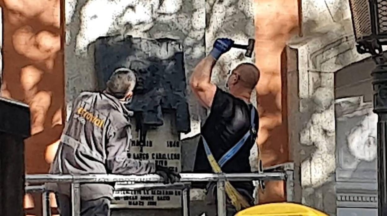 Momento de la retirada de la placa instalada en la casa natal de Largo Caballero en Chamberí