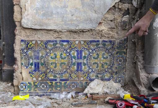 El zócalo de azulejos hallado en el establecimiento