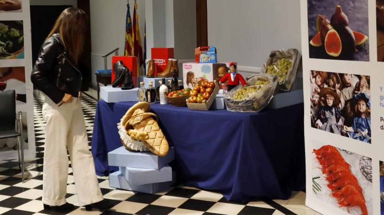 Muestra de productos alicantinos expuestos en la presentación de la campaña de promoción de su consumo para salir de la crisis económica