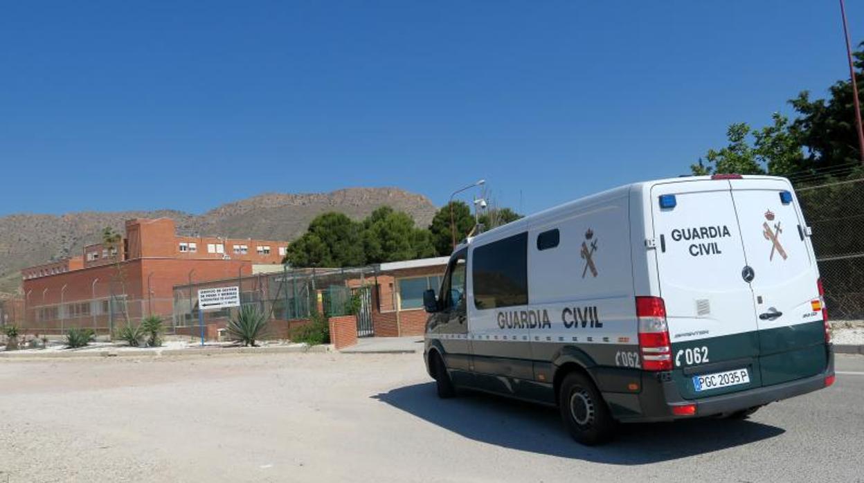 Un vehículo de la Guardia Civil en el acceso el Psiquiátrico Penitenciario de Fontcalent