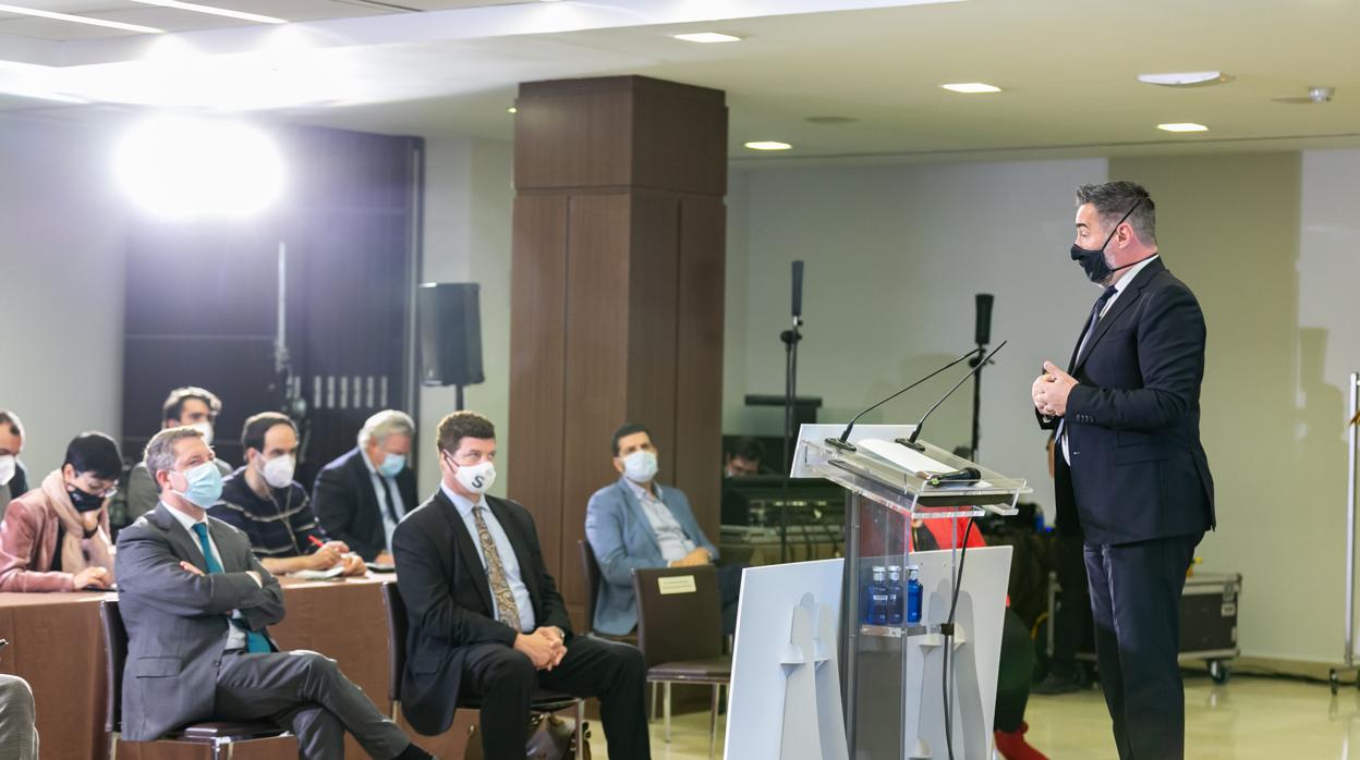 El presidente Emiliano García-Page en la presentación del proyecto por parte de los responsables de Skydweller