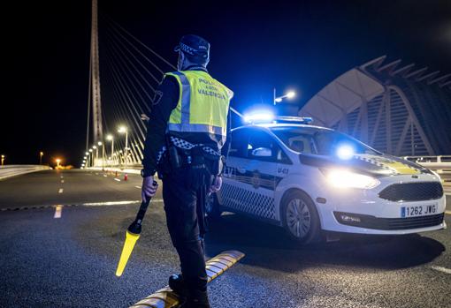 Imagen de un control del toque de queda nocturno en Valencia