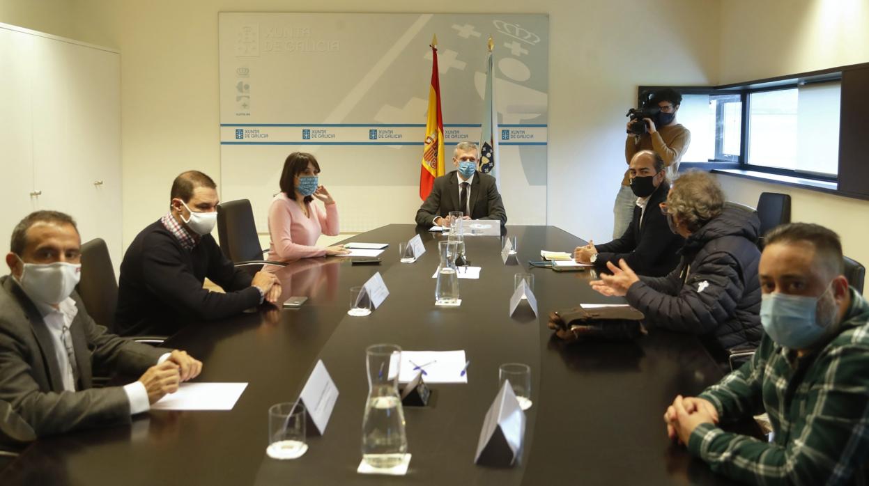 El vicepresidente Alfonso Rueda y la conselleira de Emprego, María Jesús Lorenzana, con representantes de la hostelería