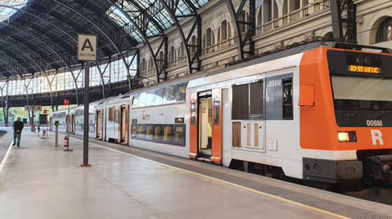 Dos trenes de Rodalies en la Estación de Francia de Barcelona