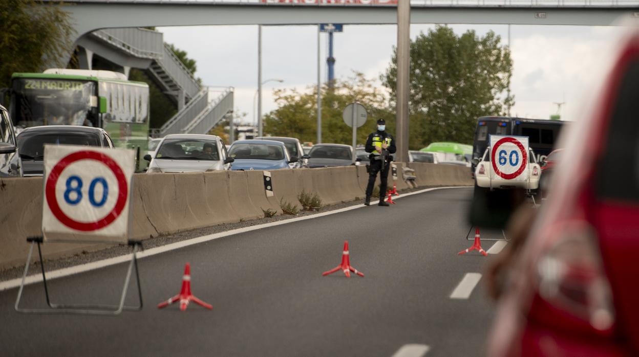 Control policial en una salida de Madrid durante uno de los últimos cierres perimetrales de la región