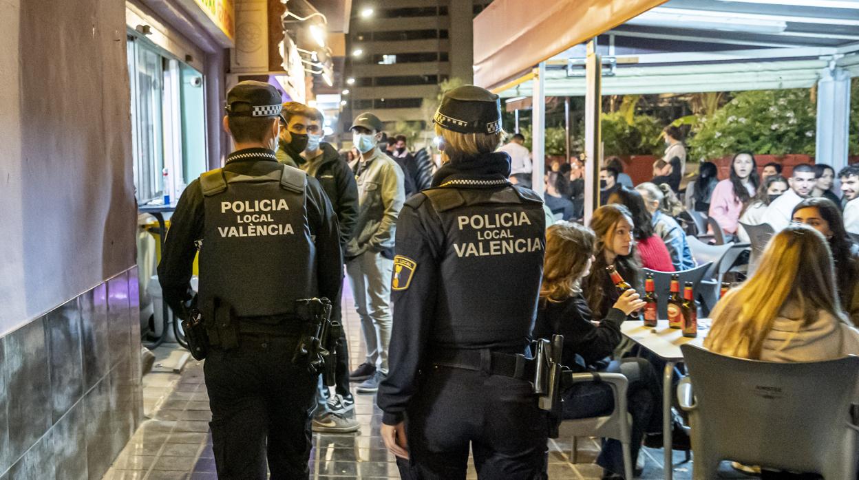 Imagen de agentes de la Policía Local de Valencia en la primera noche del toque de queda