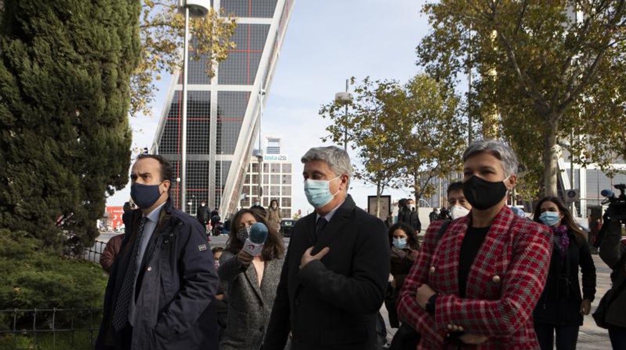 En el centro, el administrador de Neurona Comunidad, Elías Castejón