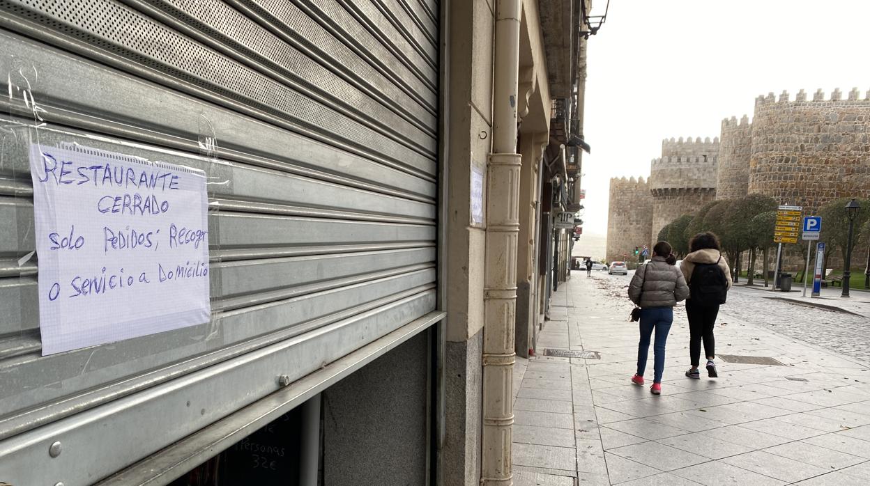 Casado, Igea y Amigo se dirigen a la rueda de prensa posterior al Consejo de Gobierno