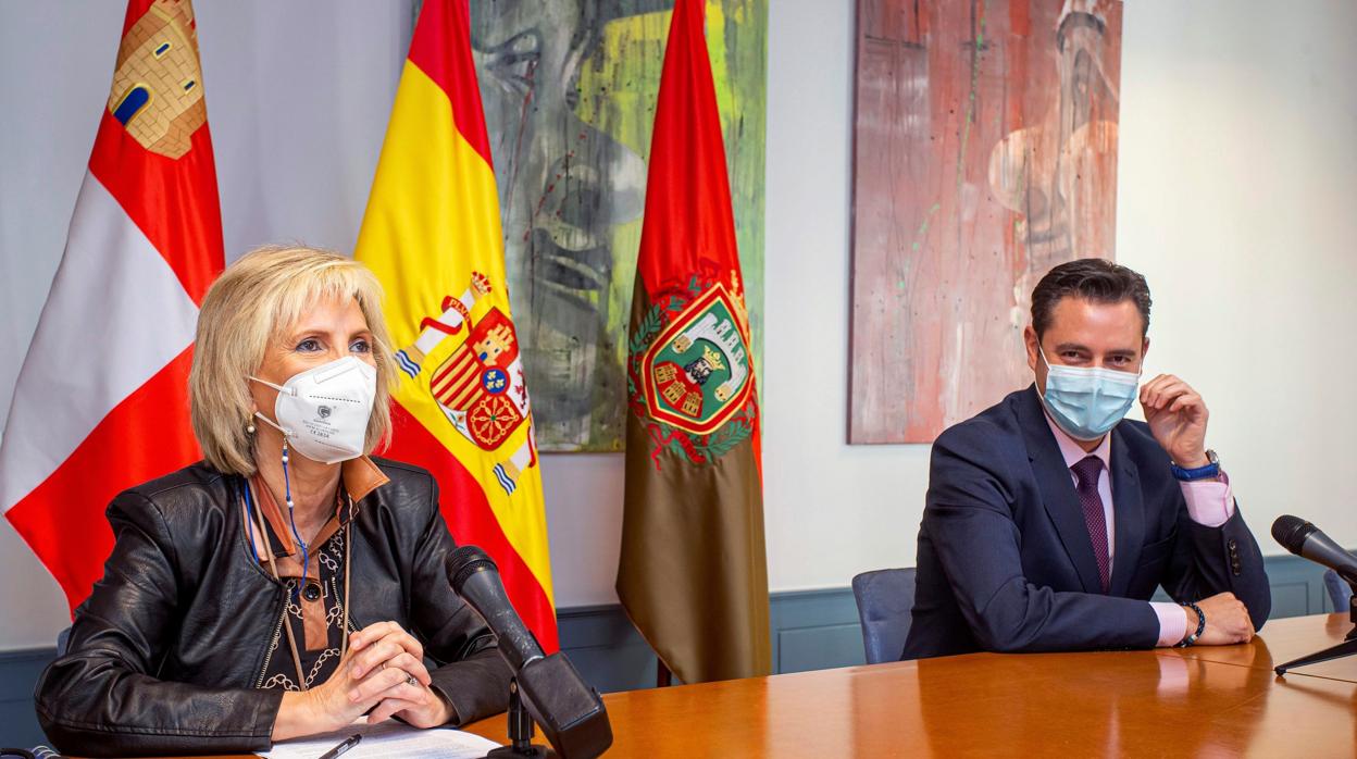 La consejera Verónica Casado y el alcalde Daniel de la Rosa, ayer en rueda de prensa