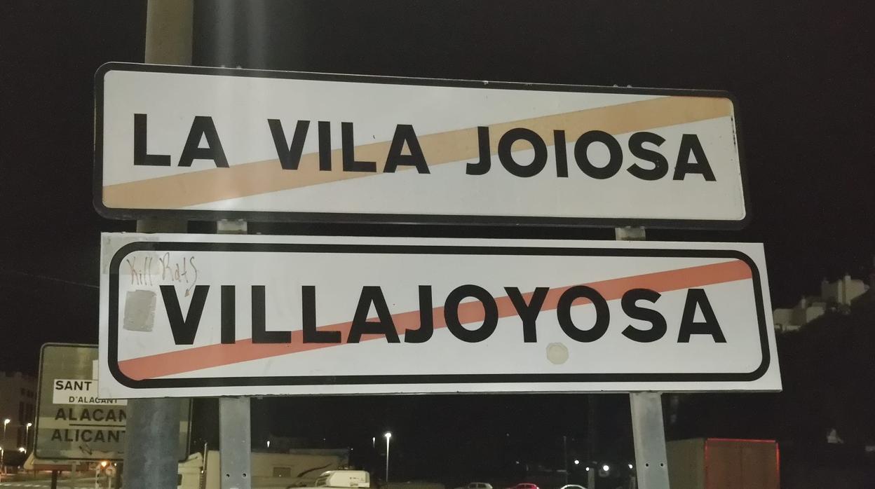 Señal de tráfico con la doble denominación oficial La Vila Joiosa-Villajoyosa