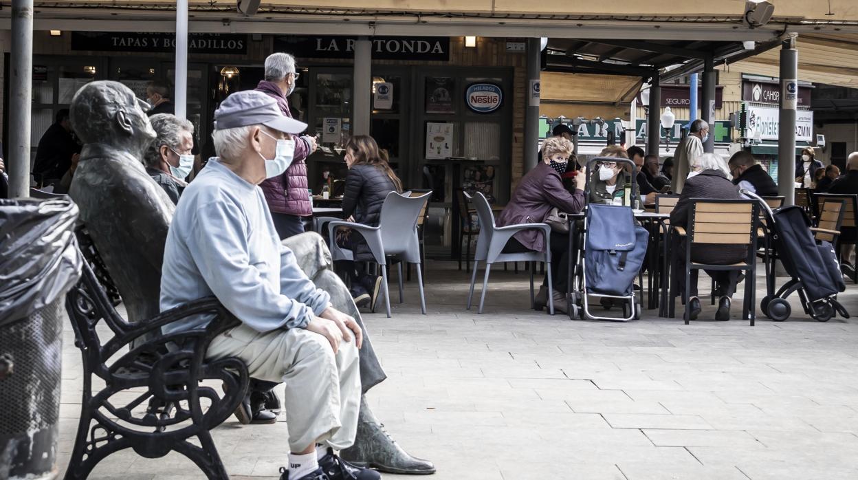 Imagen de personas con mascarilla en el Mercado Central de Alicante