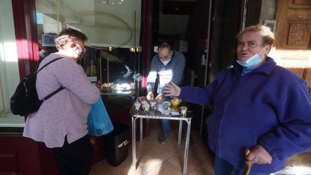 Cara y cruz: O Carballiño sale del cierre perimetral y el cierre de la hostelería, que llegan a Vilalba y A Laracha