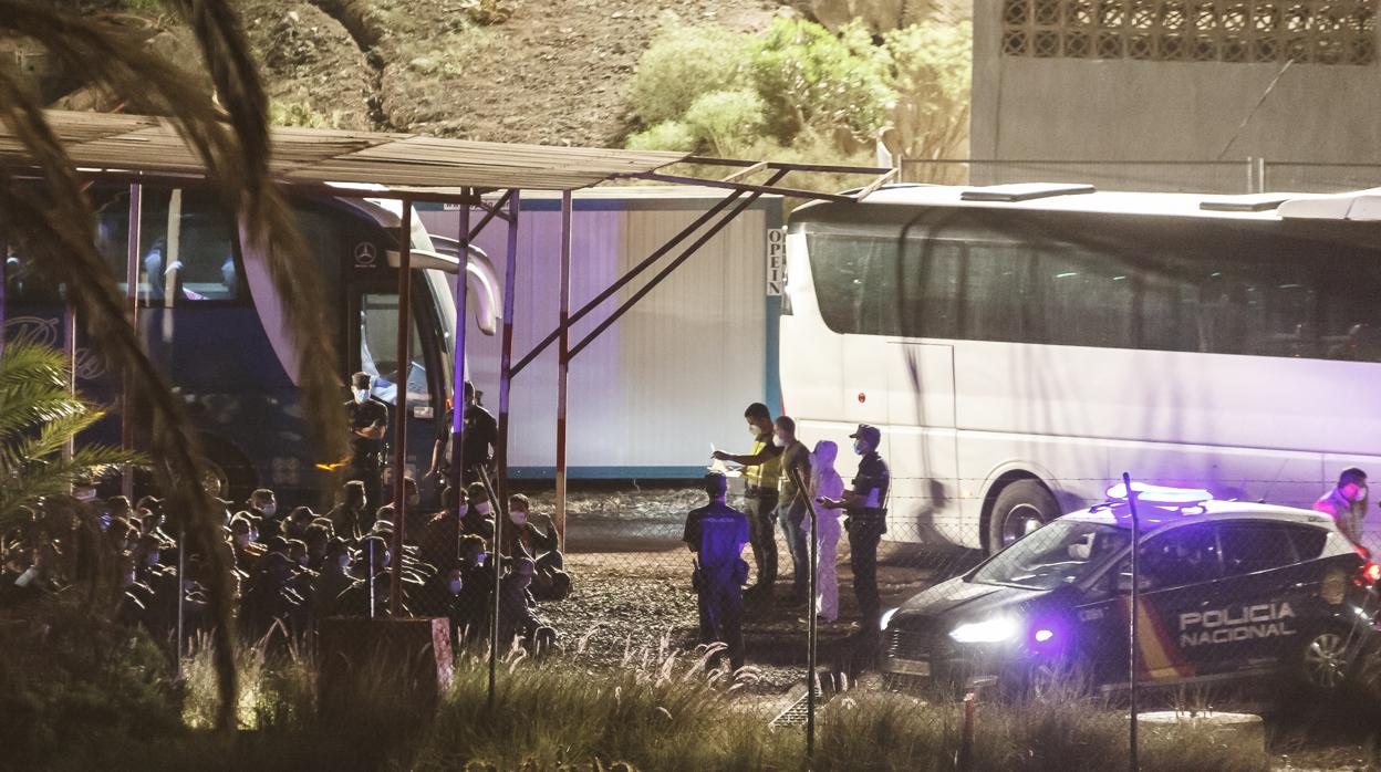 Llegada de inmigrantes al nuevo centro de Barranco Seco procedentes del puerto de Arguineguín