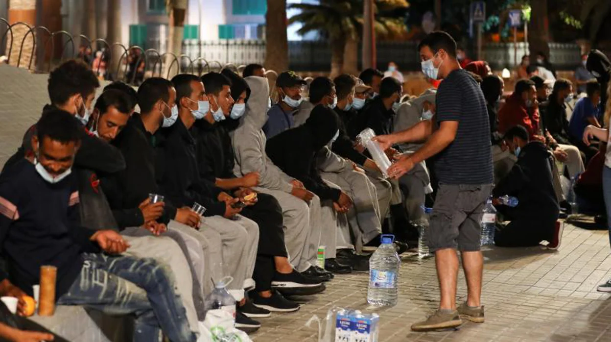 Los inmigrantes que fueron desalojados del muelle el martes, justo cuando explotó la situación política en Canarias
